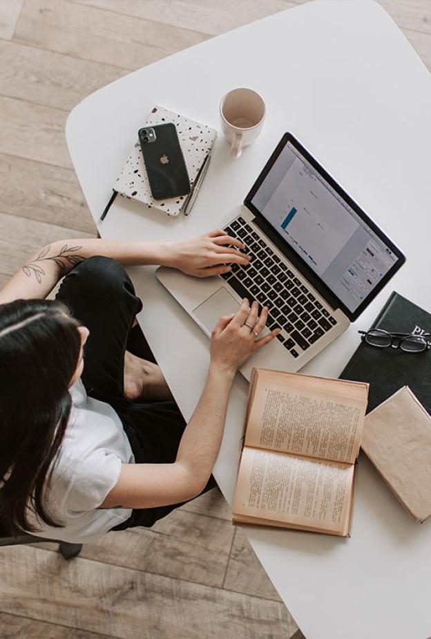 8  أفكار حول كيفية العمل من المنزل