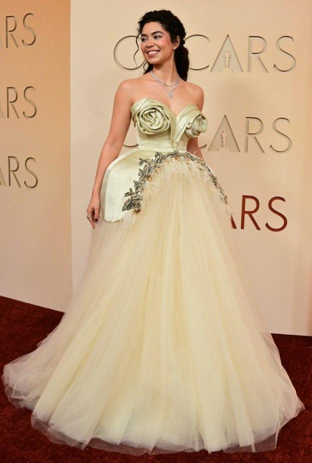  أولي كرافالو بفستان سترابلس بتفصيل الورود من الكشكش