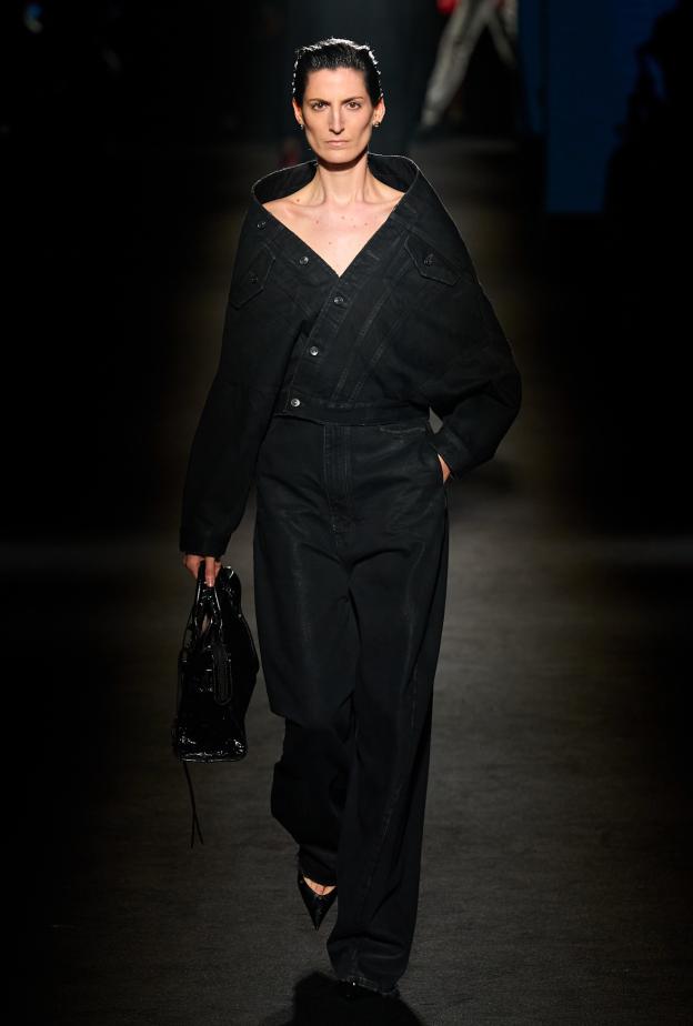 حين يتشكل الضوء داخل الظلال في مجموعة Balenciaga خريف وشتاء 2026 للملابس الجاهزة