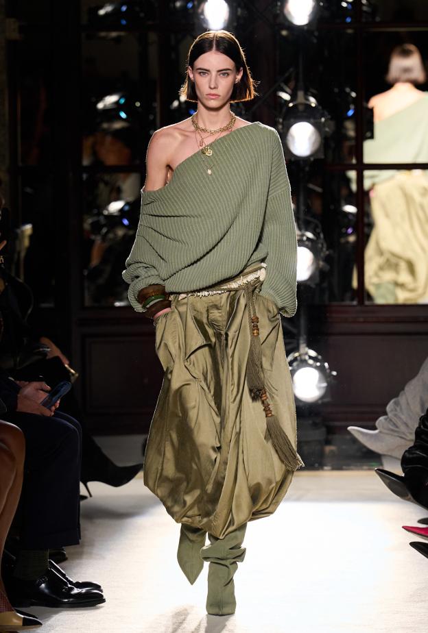 بنطلون الـ balloon قطعة تراثية قديمة تعود للموضة في ربيع 2026