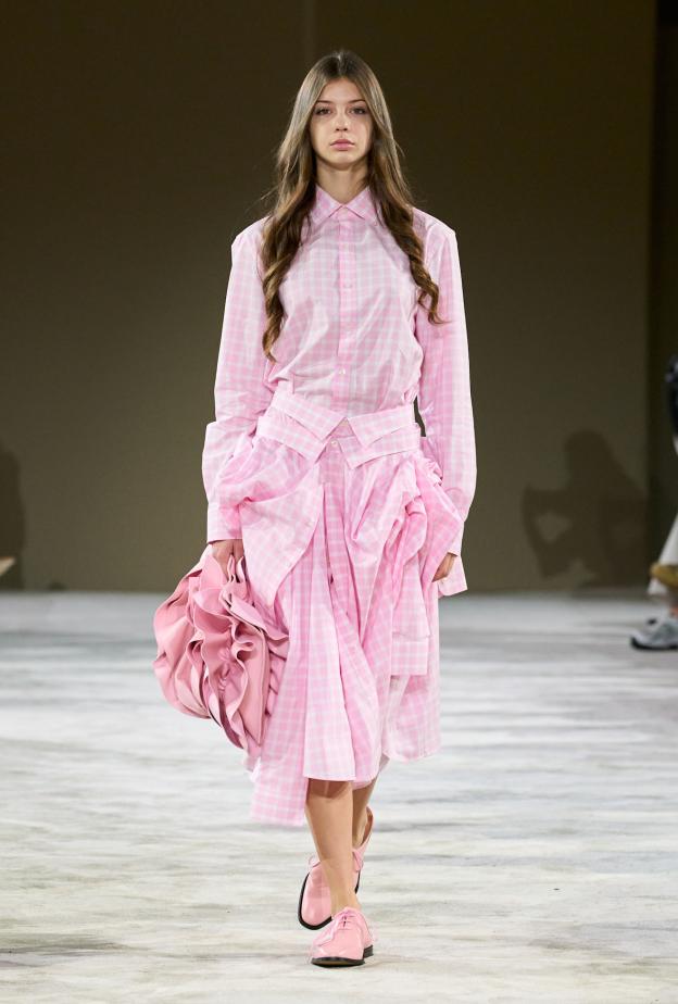 موضة القمصان الملونة بقصات مريحة