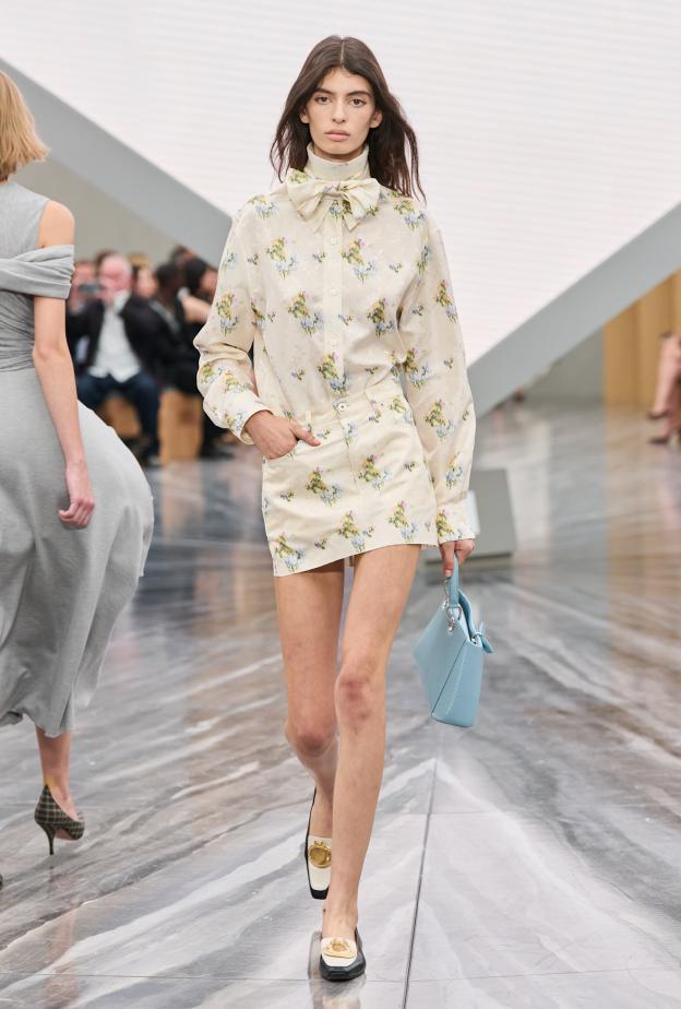 أناقة لامتناهية في إطلالة النقشات الوردية من Christian Dior 