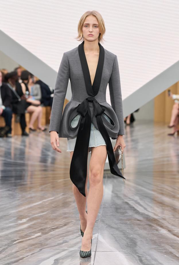 من حقبة الخمسينات يعود البليزر محدد الخصر لموضة صيف 2026