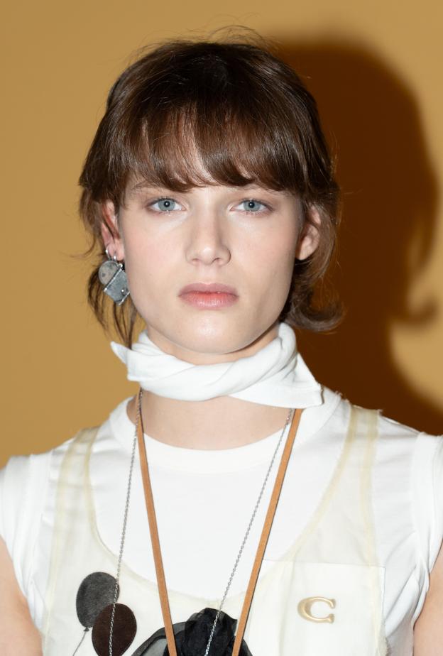 تسريحات الشعر الأنسب لك مع الغرة الأمامية