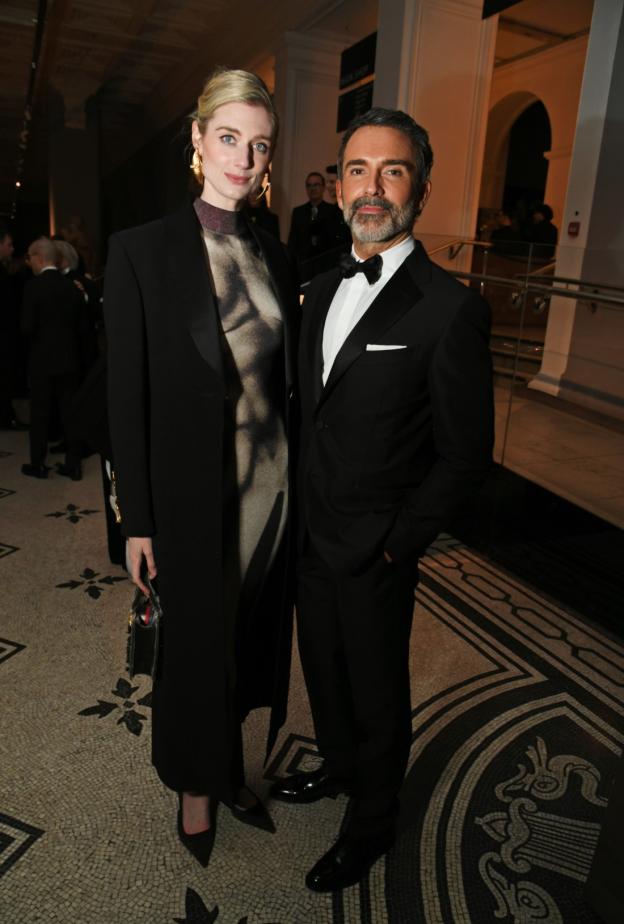 المدير الإبداعي لدار سكياباريلي، "دانيال روزبيري" وإليزابيث ديبيكي