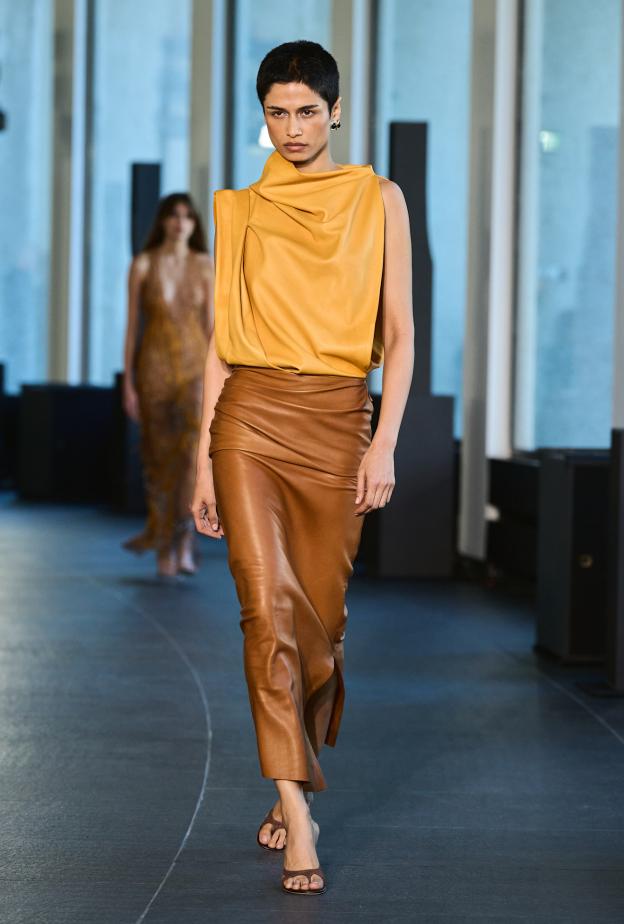 موضة التنورة الجلد الطويلة من Esber 