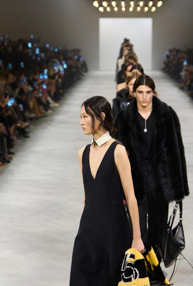 أسبوع ميلانو لموسم خريف 2026: حين تؤكد الحِرفة الإيطالية هيبتها وتعيد الدور الكبرى قراءة أرشيفها