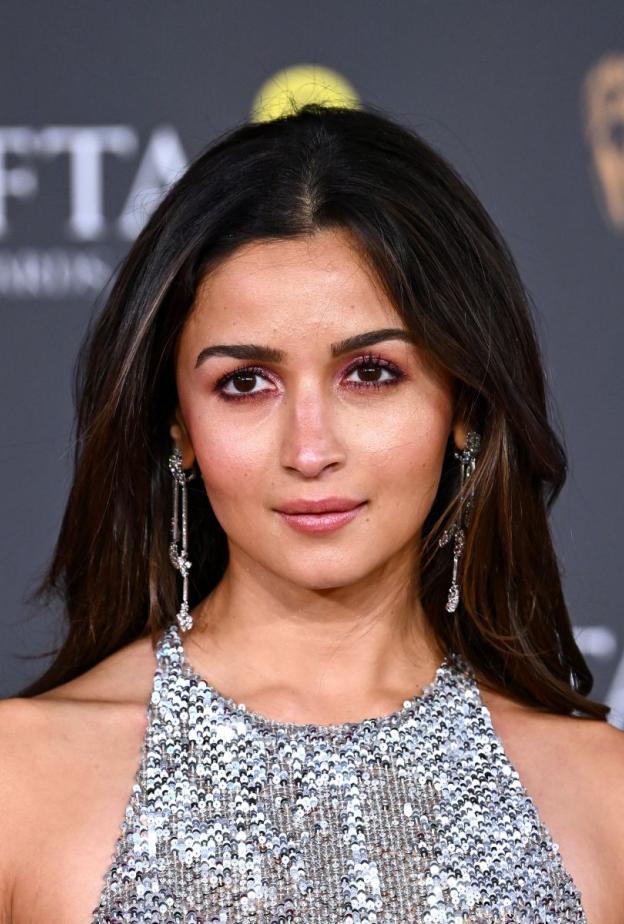 إطلالة عليا بهات بوهج المكياج الملون في بافتا 2026