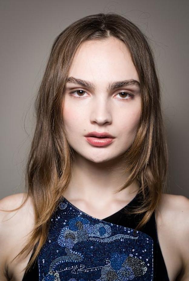 اتجاه جمالي جديد في 2026… شدّ الوجه المبكر هل يحافظ على شباب البشرة؟