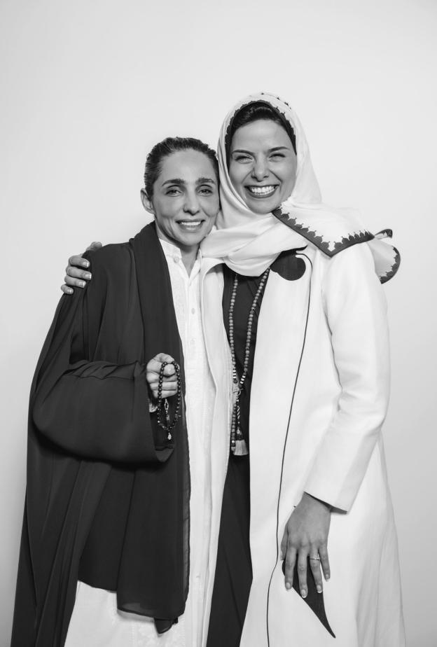 المصممة تسنيم عشقي مع احدى ضيوف الشرف الكاتبة أمل الحربي 