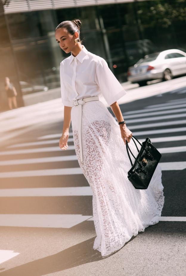 إطلالة أنيقة باللون الأبيض من نيويورك