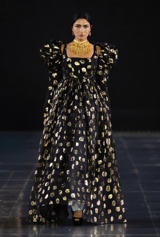 قبل "الهوت كوتور" كيف شكلت الأزياء العربية التقليدية مفهوم الفخامة والهوية؟