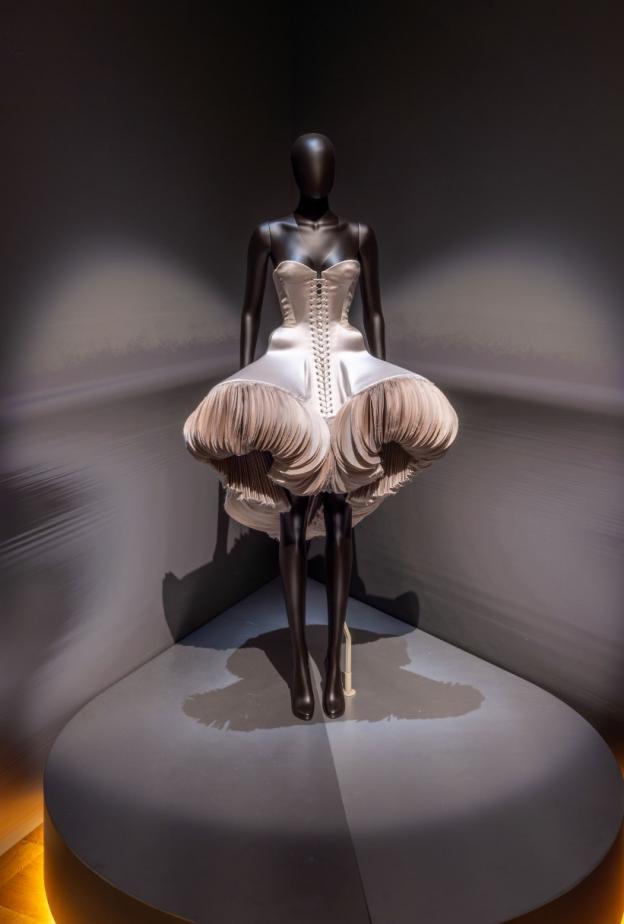 متحف فيكتوريا وألبرت يحتفي بعبقرية سكياباريللي‏