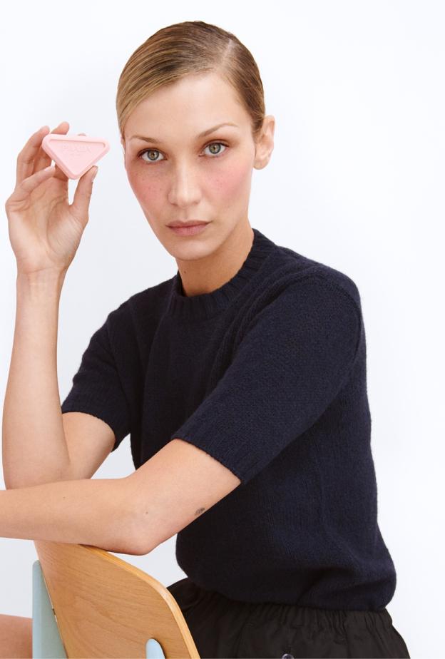 النجمة بيلا حديد في حوار خاص مع "هي" بعد اختيارها أول سفيرة جمال عالمية لدار Prada Beauty 