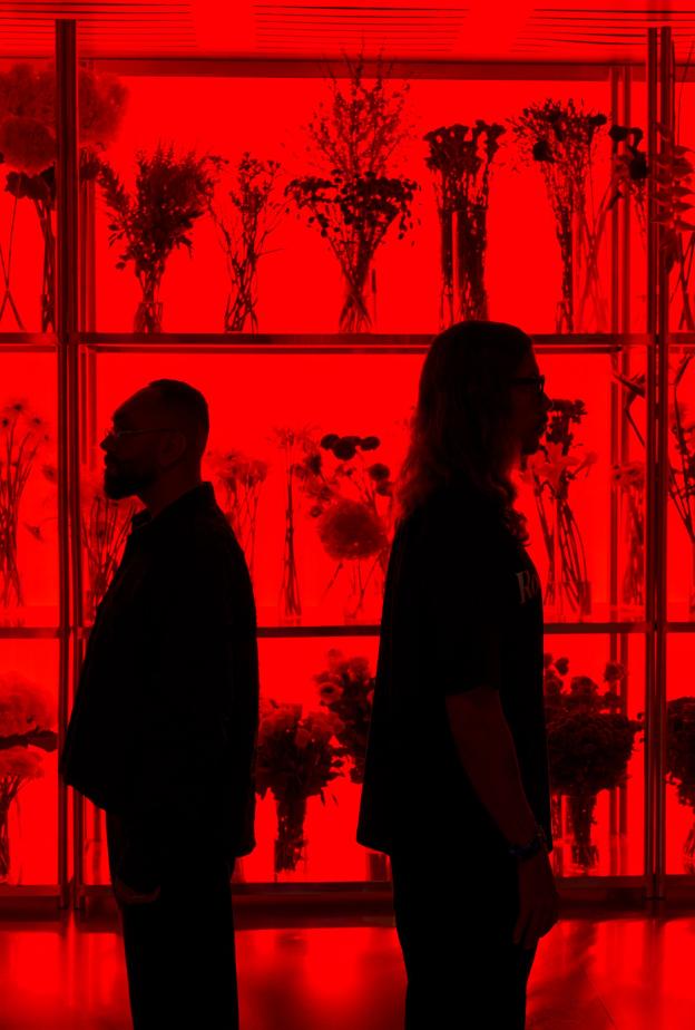 ثقل البتلات: Crosby Studios و UrArtU Gallery يعيدان تعريف فن الأزهار