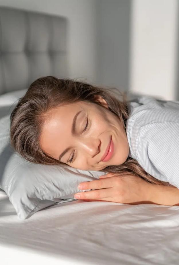 كيف يؤثر اتجاه وضعية النوم على طاقتنا؟