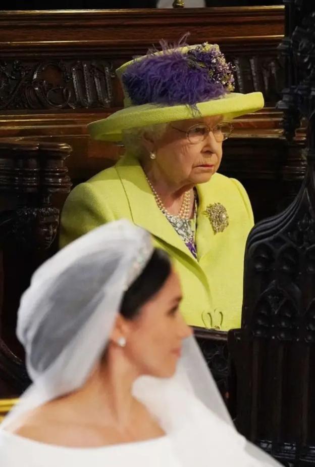 كيف تنبأت الملكة إليزابيث بـ "عاصفة" هاري وميغان قبل الزفاف؟