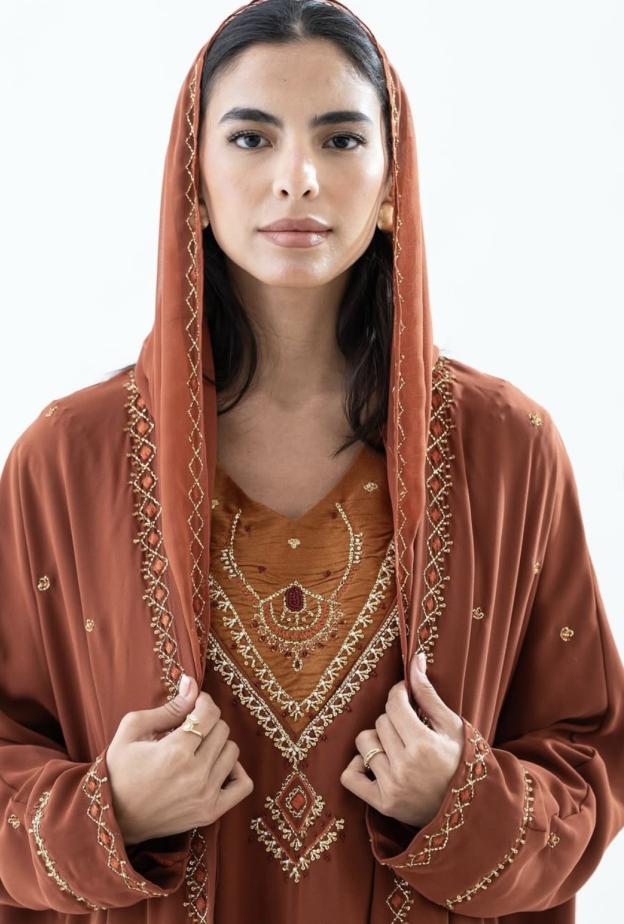 دليل "هي"...ألوان عيد 2026: من الأخضر الزمردي إلى الوردي الفاتح