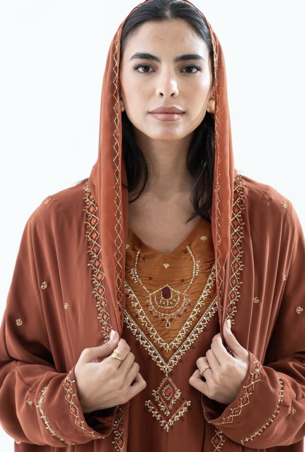 دليل "هي"...ألوان عيد 2026: من الأخضر الزمردي إلى الوردي الفاتح