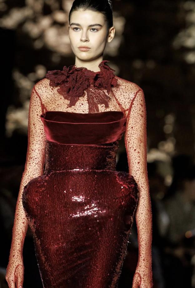 دور أزياء سعودية تقودها نساء يعدن رسم ملامح الموضة في المملكة