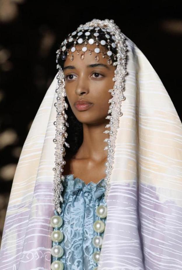 سارة العبدلي تروي حكاية التعاون مع وعد العقيلي لقطعة "أم سمكة"