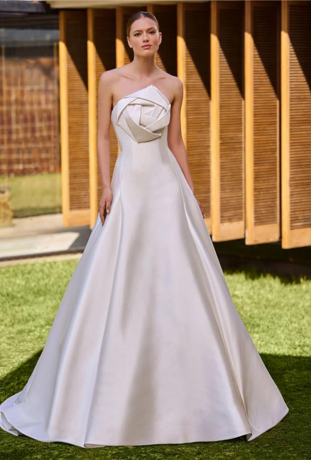 فستان زفاف بقصة الـ  A-line  من  Pronovias