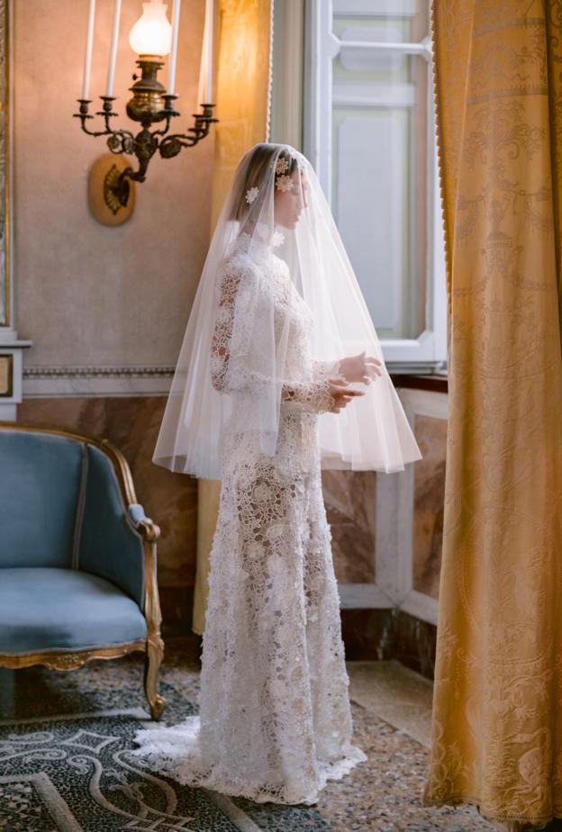 فستان زفاف بياقة عالية توقيع مونيك لولييه