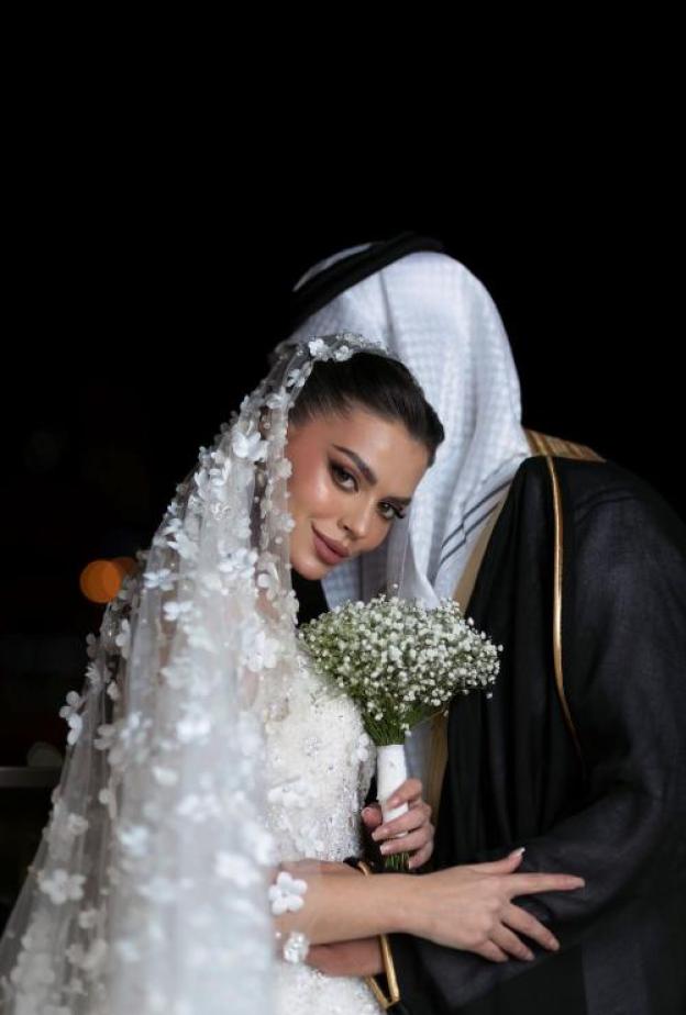 لقطة لعروسين من مصورة الاعراس السعودية أماني الباسل