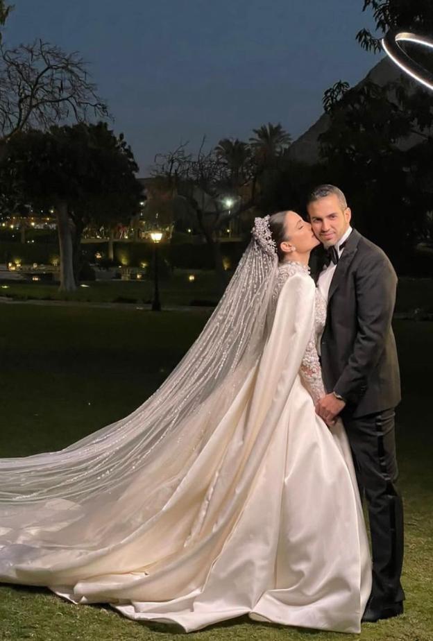 اطلالة ملكية وأنيقة لشام الذهبي في حفل زفافها