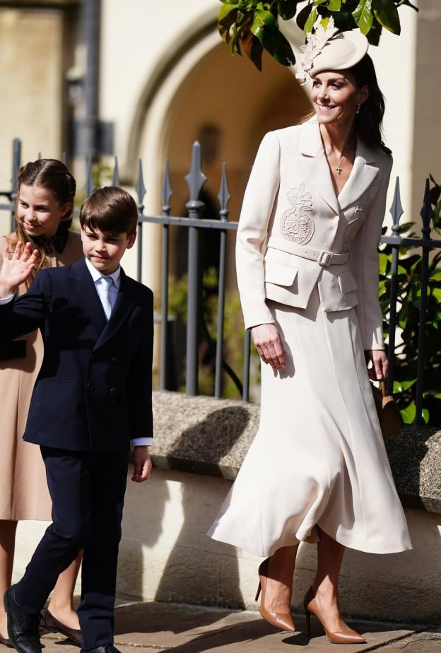  أميرة ويلز  بإطلالة كلاسيكية بلون نيود ناعم منسقة بطابع ملكي