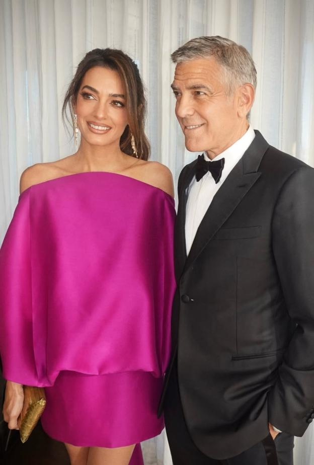 أمل كلوني بفستان قصير باللون البنفسجي