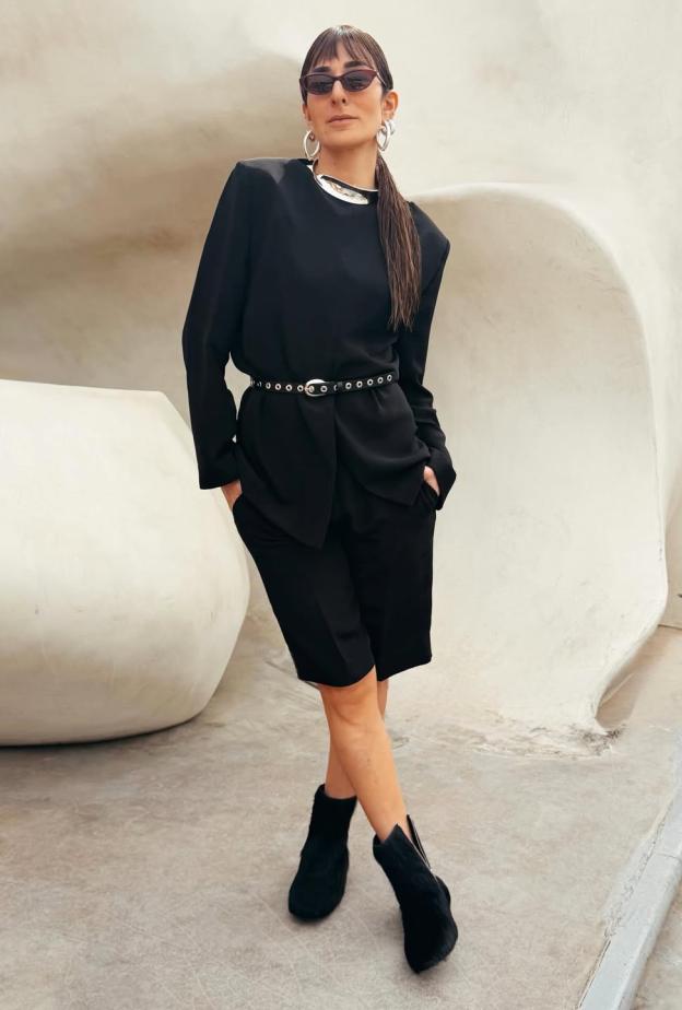 أمينة خليل ترتدي طقما باللون الأسود