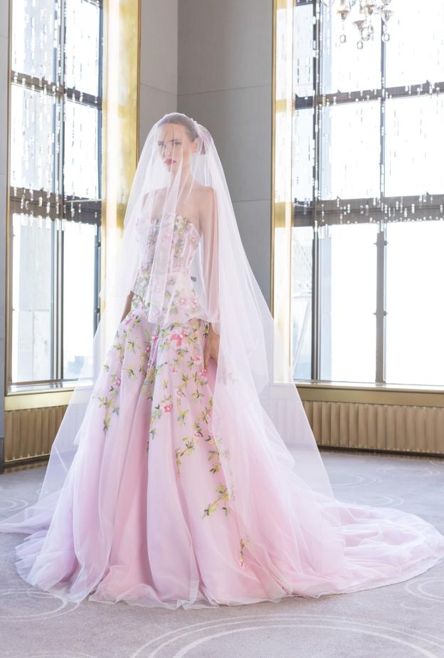 الوردي في عروض ناردوس ضمن أسبوع الموضة في نيويورك