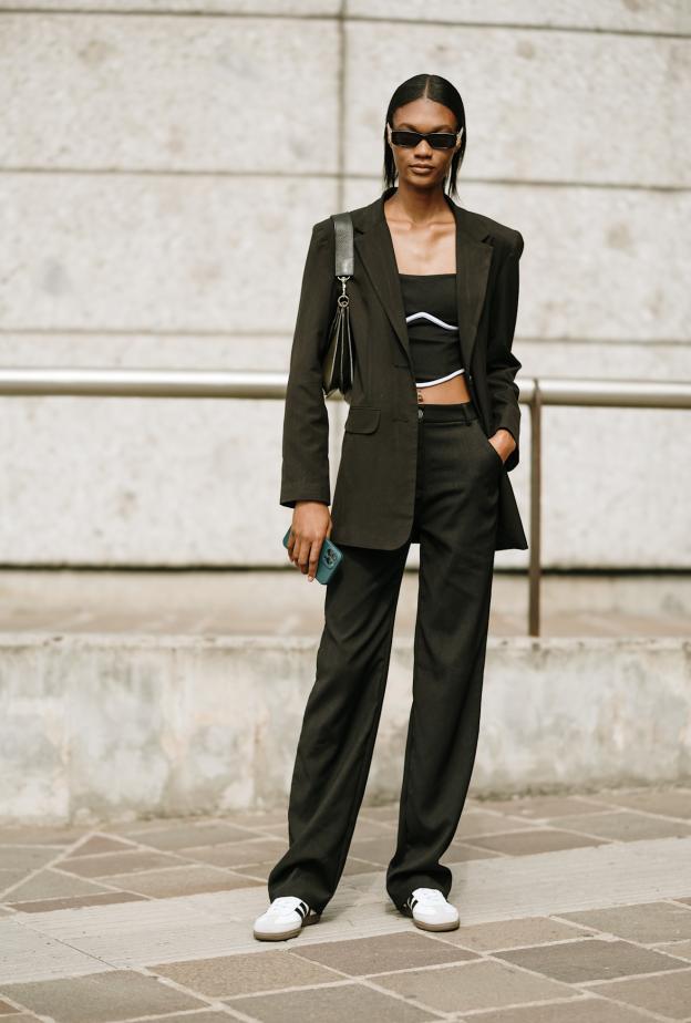 إطلالة أنيقة مع سنيكرز أبيض من شوارع ميلان