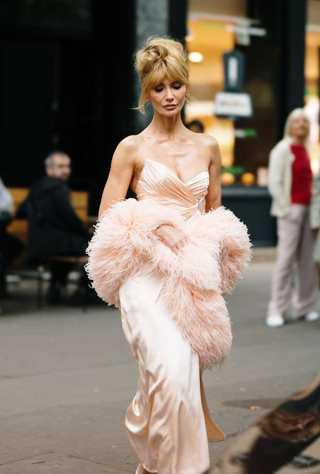 إطلالة بتفاصيل كلاسيكية وتنسيق عصري