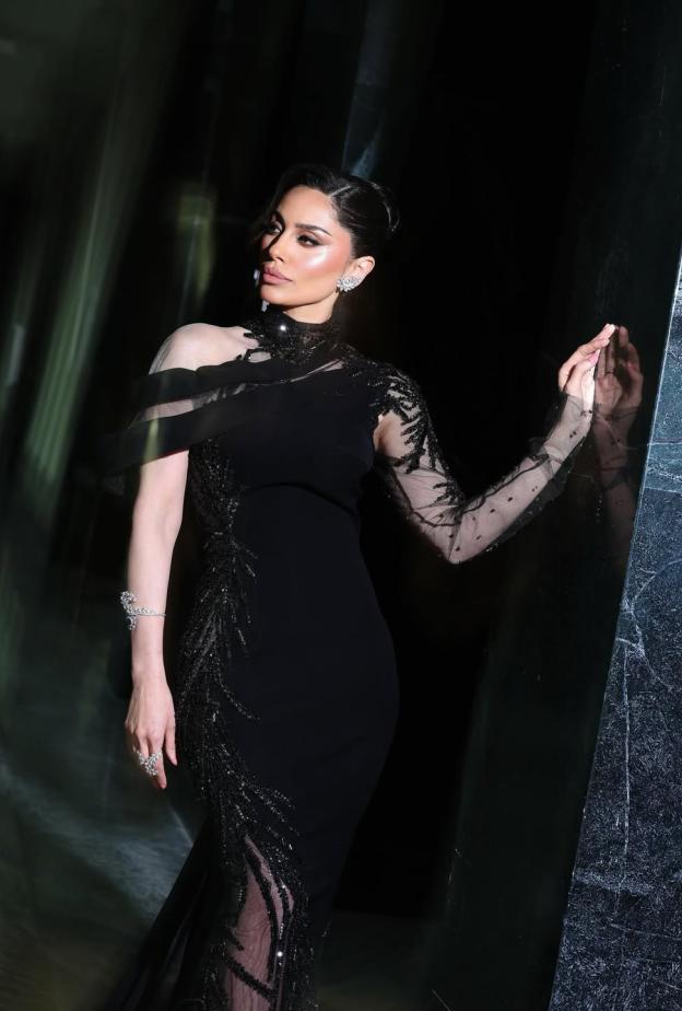 إلهام علي بفستان طويل بقصة الحورية بكتف مائل منسدل