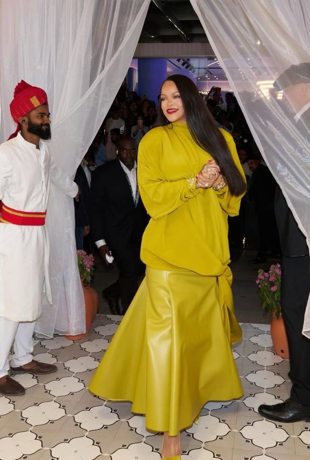 ريهانا ترتدي بلوزة أوفر سايز من القماش الانسيابي