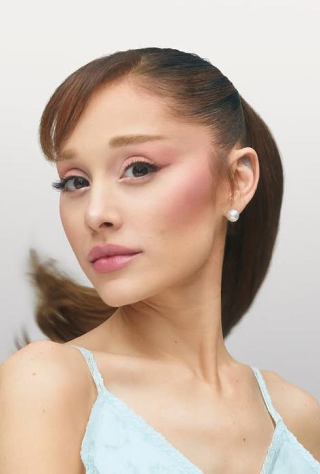 اريانا غراندي صورة من انستغرام r.e.m.beauty