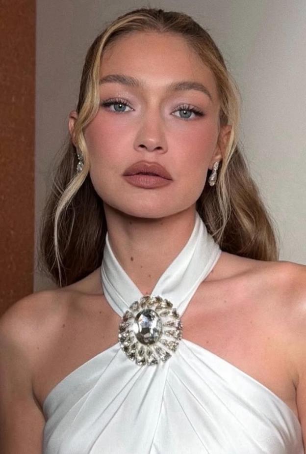 إطلالات جمالية ناعمة للنجمات في حفل Breakthrough Prize Ceremony تتصدرها جيجي حديد