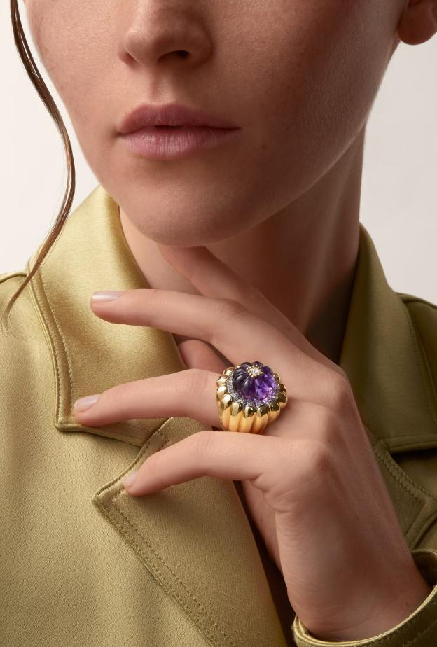 الأحجار الكريمة البنفسجية وسحر الألوان الملكية