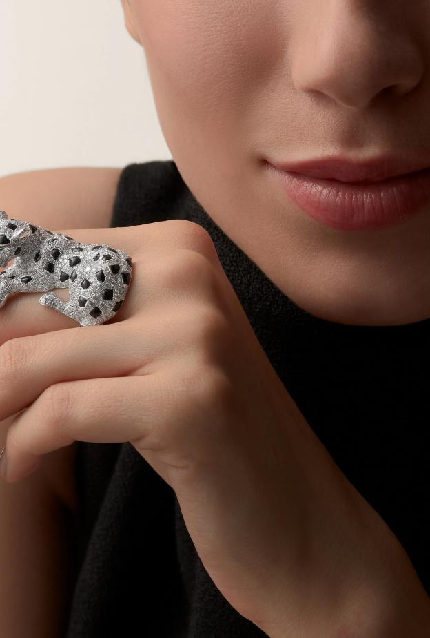 الأحجار الكريمة السوداء فخامة غامضة في تصاميم المجوهرات