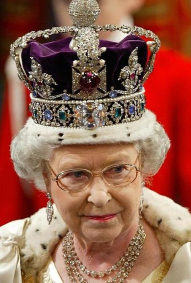 الأحجار الكريمة في تاج الملكة إليزابيث الثانية.. جوهرة تاريخية