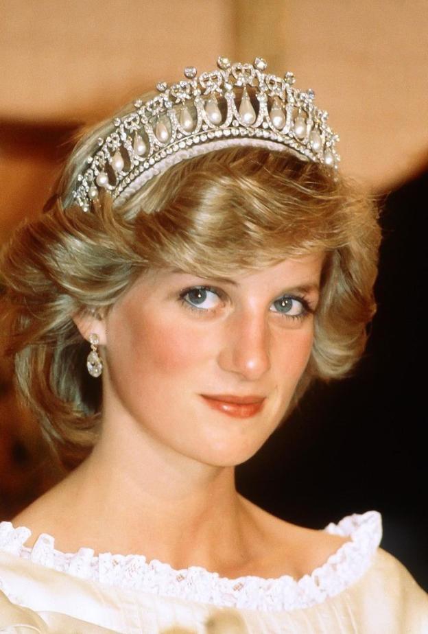  الأحجار الكريمة في تاج Cambridge Lovers Knot للأميرة ديانا 