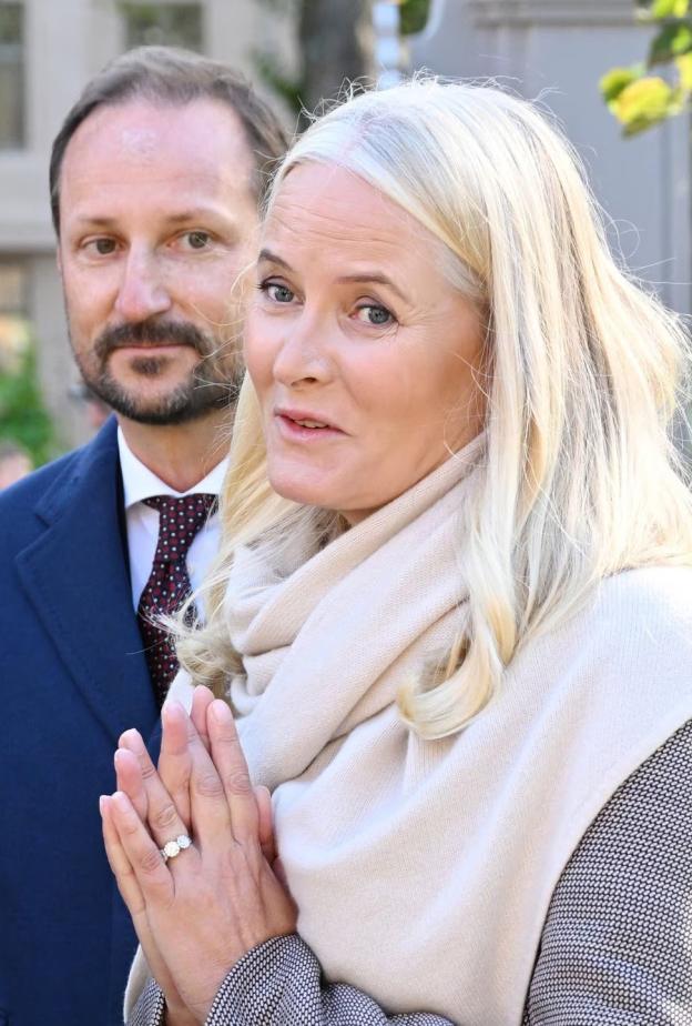 الأمير هاكون يواجه مرض زوجته المزمن وأشباح إبستين منفردًا