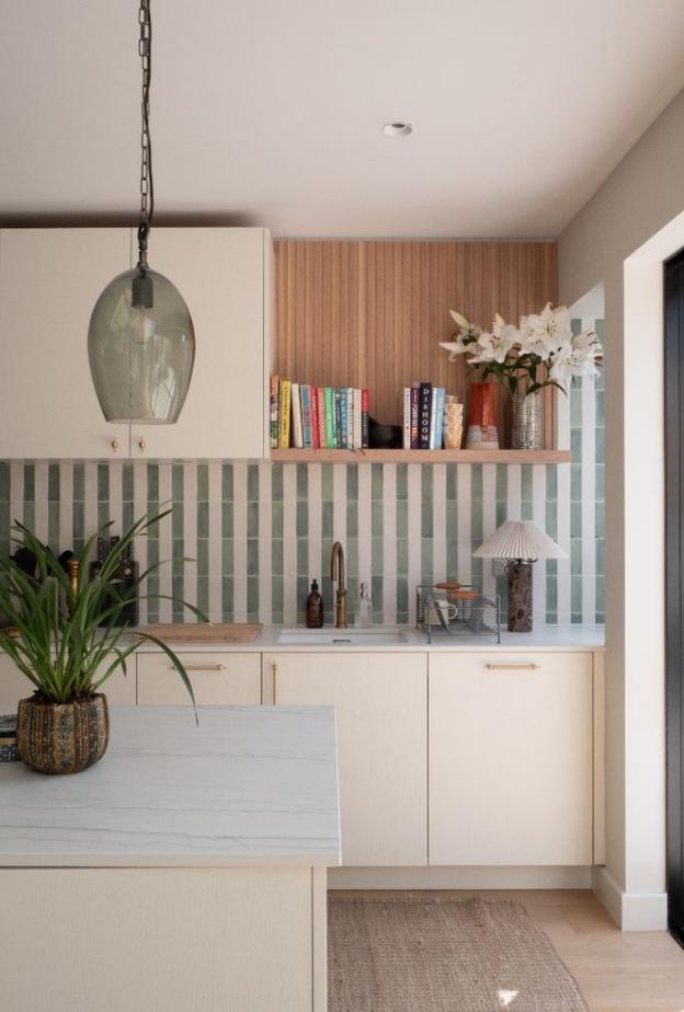 التصاميم المستوحاة من الأقمشة والأنسجة من أبرز اتجاهات البلاط للمطبخ في 2026