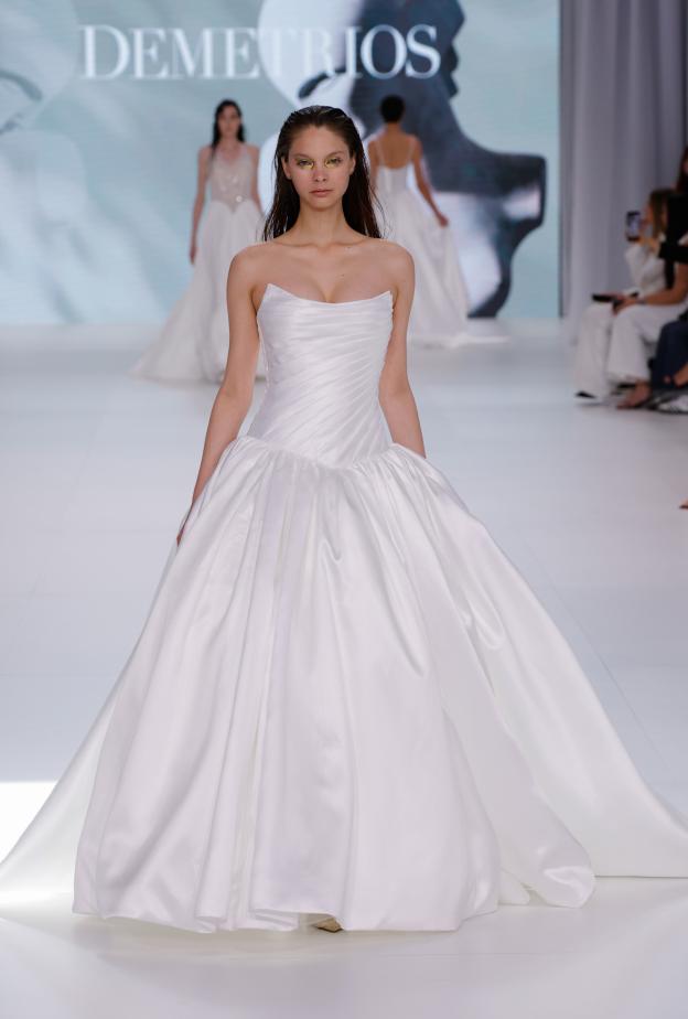 الخصر المنخفض في عروض ديمتريوس