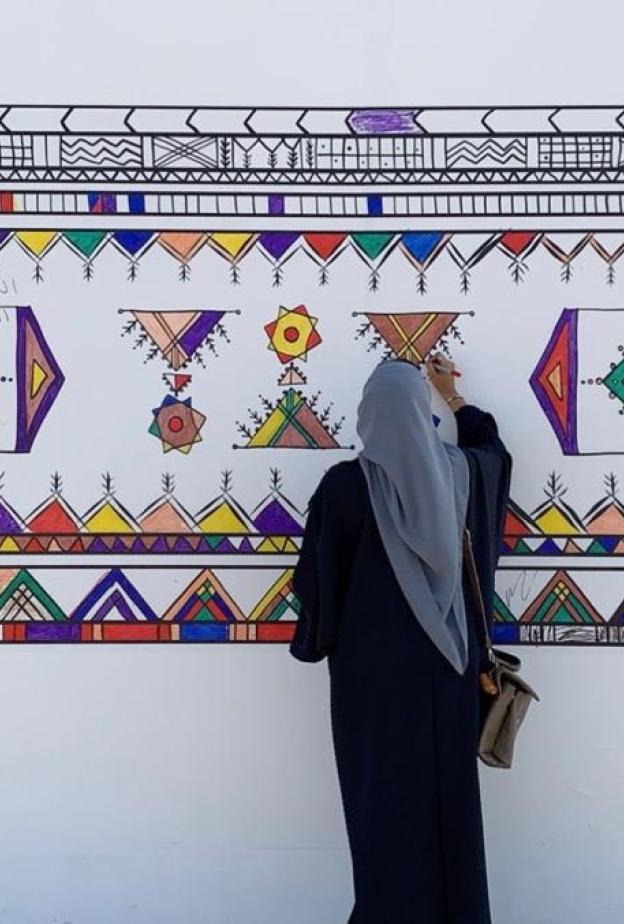 فن القط العسيري بلمسة معاصرة رؤية الفنانة السعودية ريما الباز