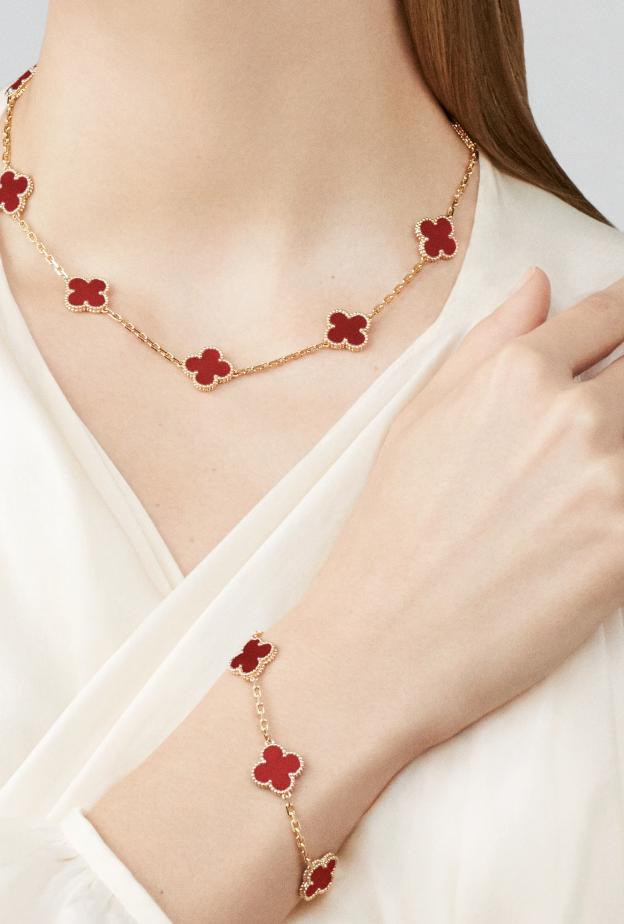 العقيق الاحمر في مجوهرات Van Cleef & Arpels