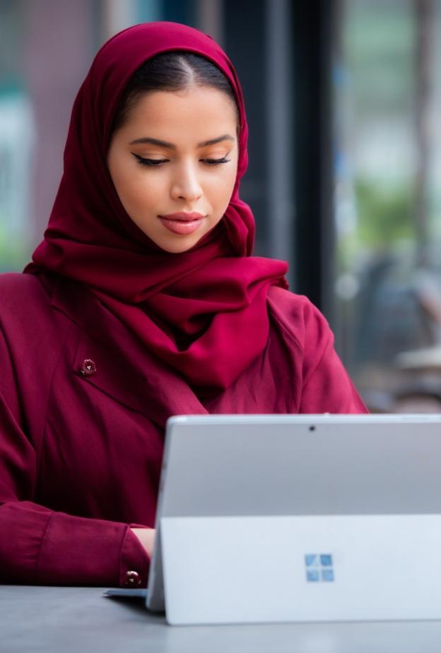 المصممة ورائدة الأعمال نورة المحمود مؤسسة منصة تفنن