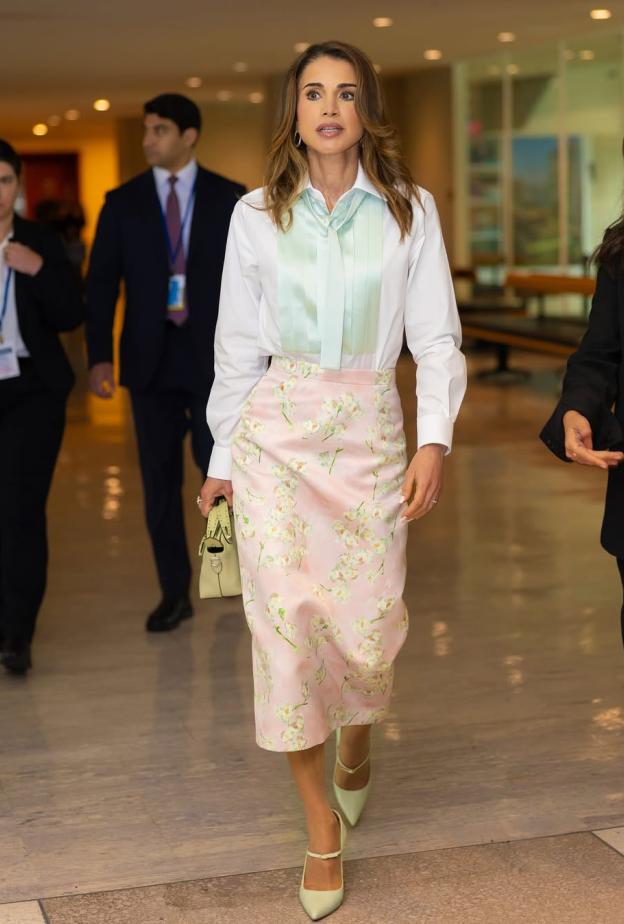 الملكة رانيا بألوان الباستيل بصيحة الورود الرائجة